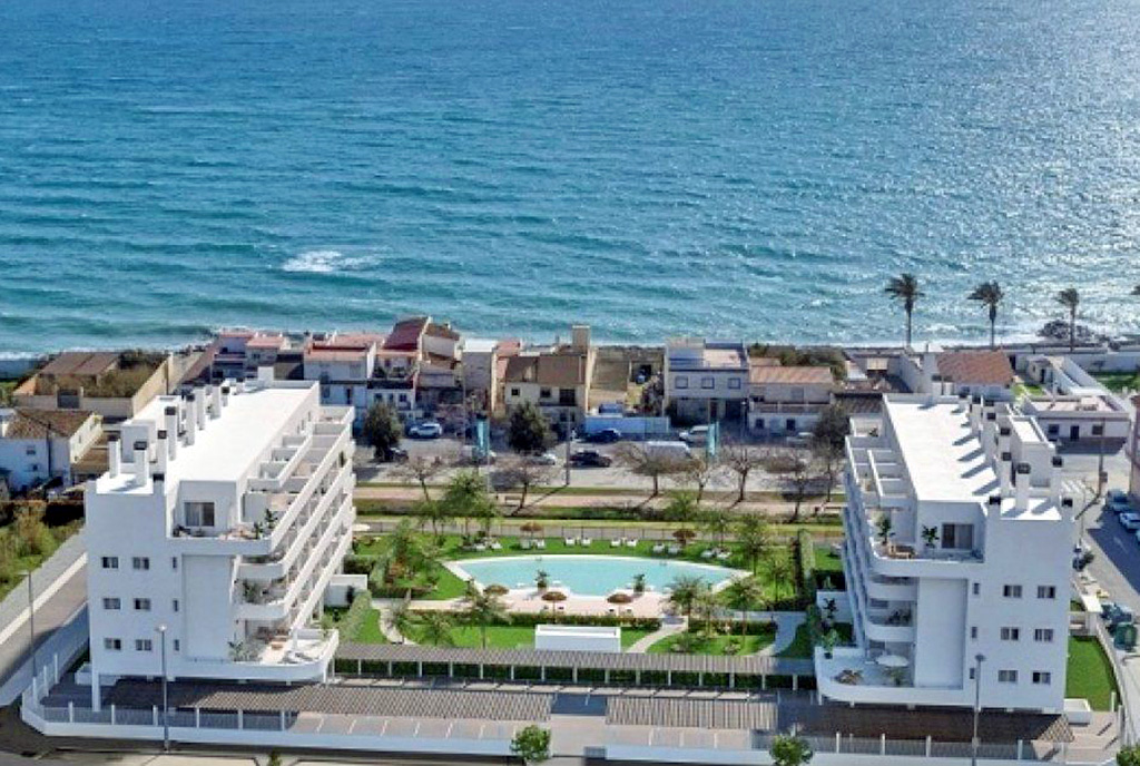 widok z lotu ptaka na apartamentowiec, gdzie mieści się oferowany na sprzedaż ekskluzywny apartament Hiszpania (Algarrobo)