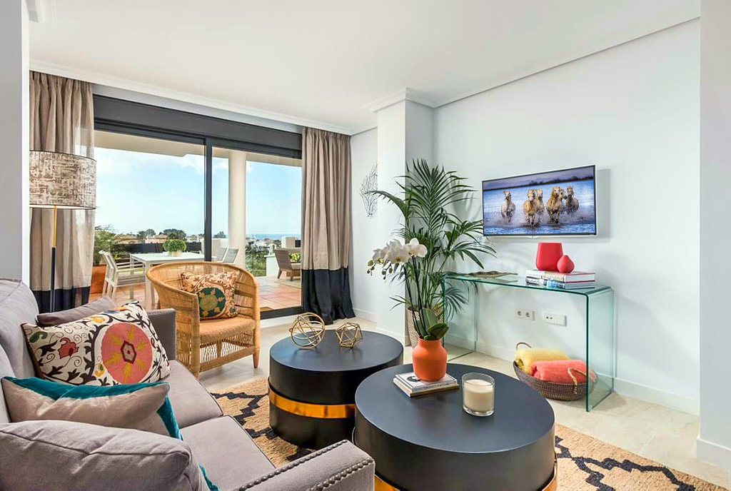 zaprojektowany w śródziemnomorskim stylu salon w ekskluzywnym apartamencie do sprzedaży Hiszpania (Estepona)