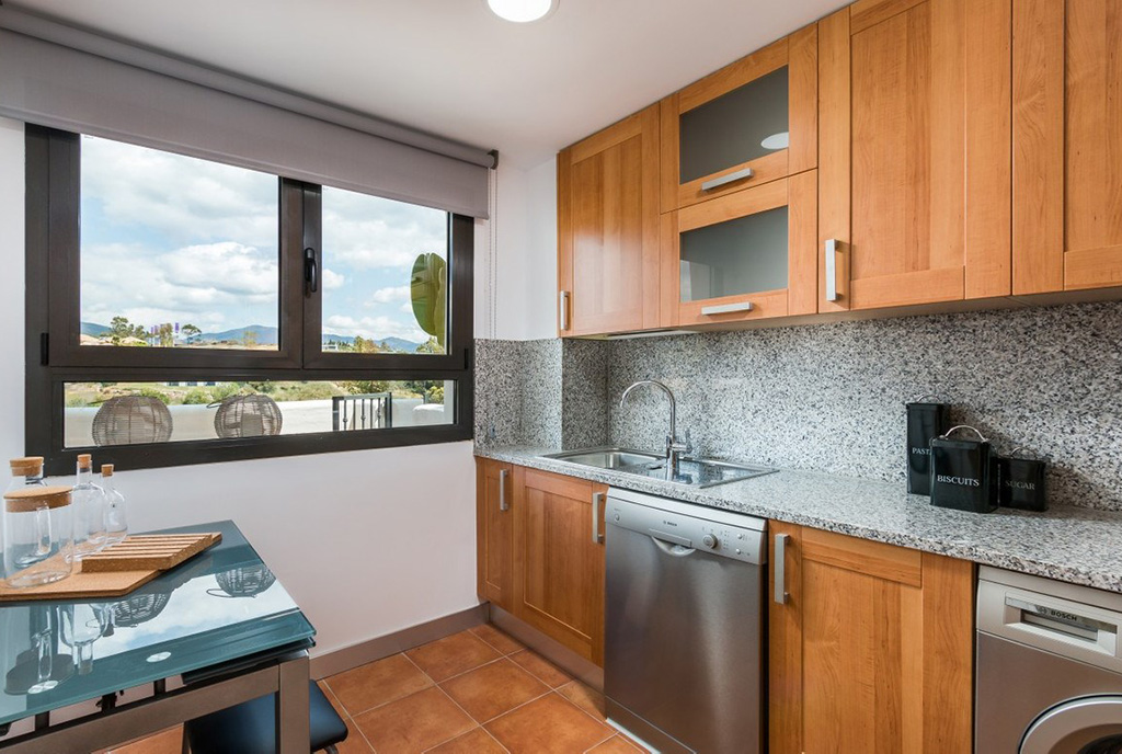 funkcjonalnie zabudowana kuchnia w luksusowym apartamencie do sprzedaży Hiszpania (Estepona)