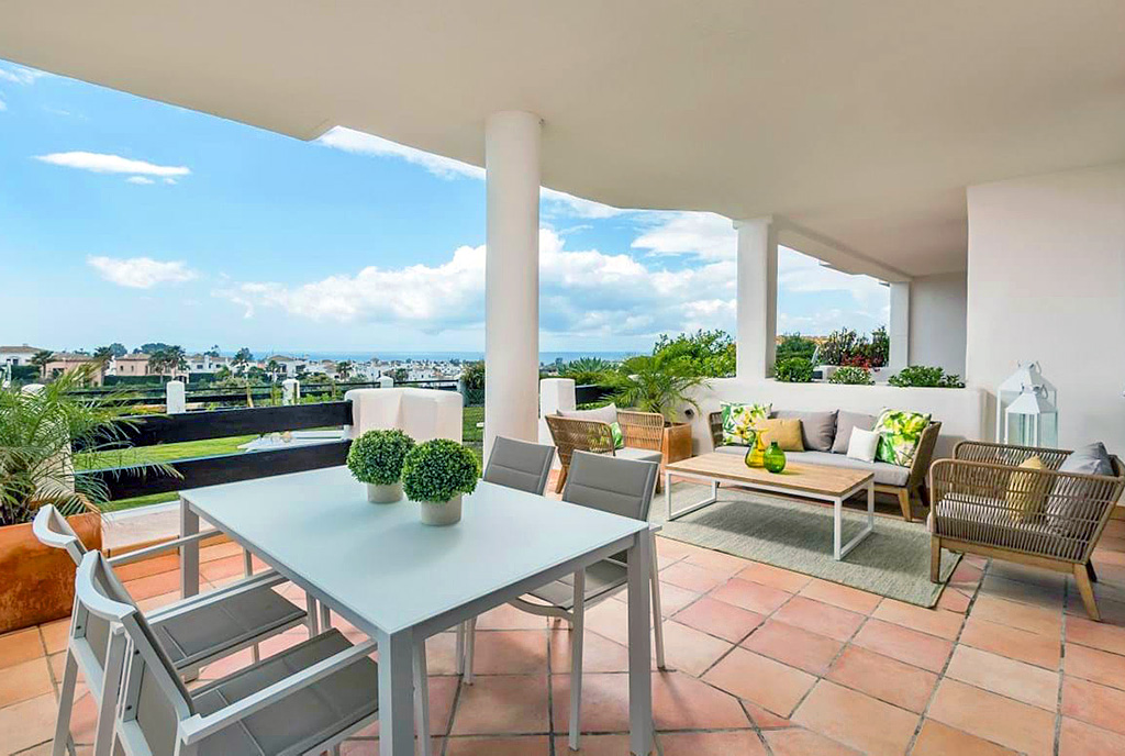 słoneczny taras w luksusowym apartamencie na sprzedaż Hiszpania (Estepona)