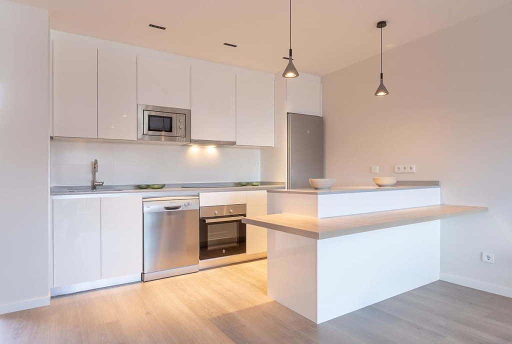 zaprojektowana w bieli kuchnia w luksusowym apartamencie na sprzedaż Hiszpania (Estepona)