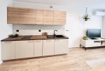 po lewej aneks kuchenny, po prawej salon w ekskluzywnym apartamencie na sprzedaż Wrocław