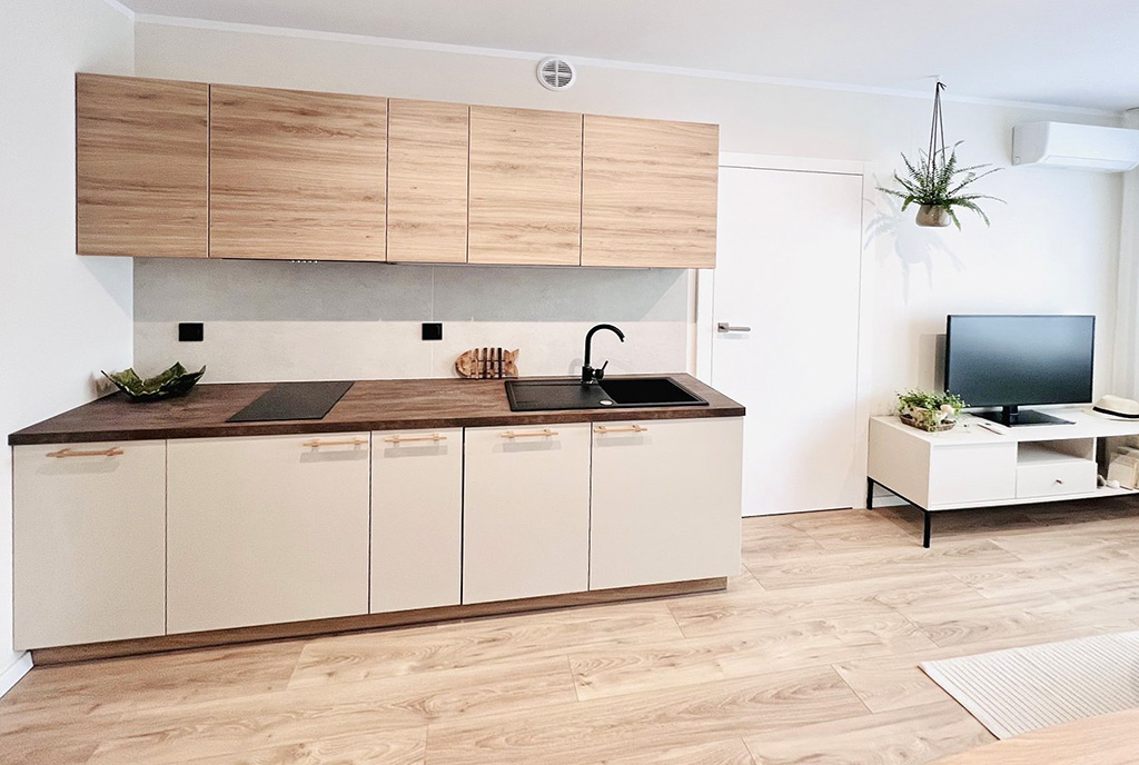 po lewej aneks kuchenny, po prawej salon w ekskluzywnym apartamencie na sprzedaż Wrocław