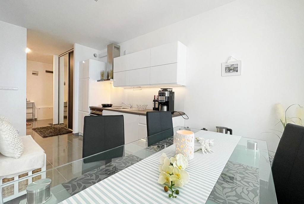 elegancka kuchnia w luksusowym apartamencie do sprzedaży nad morzem