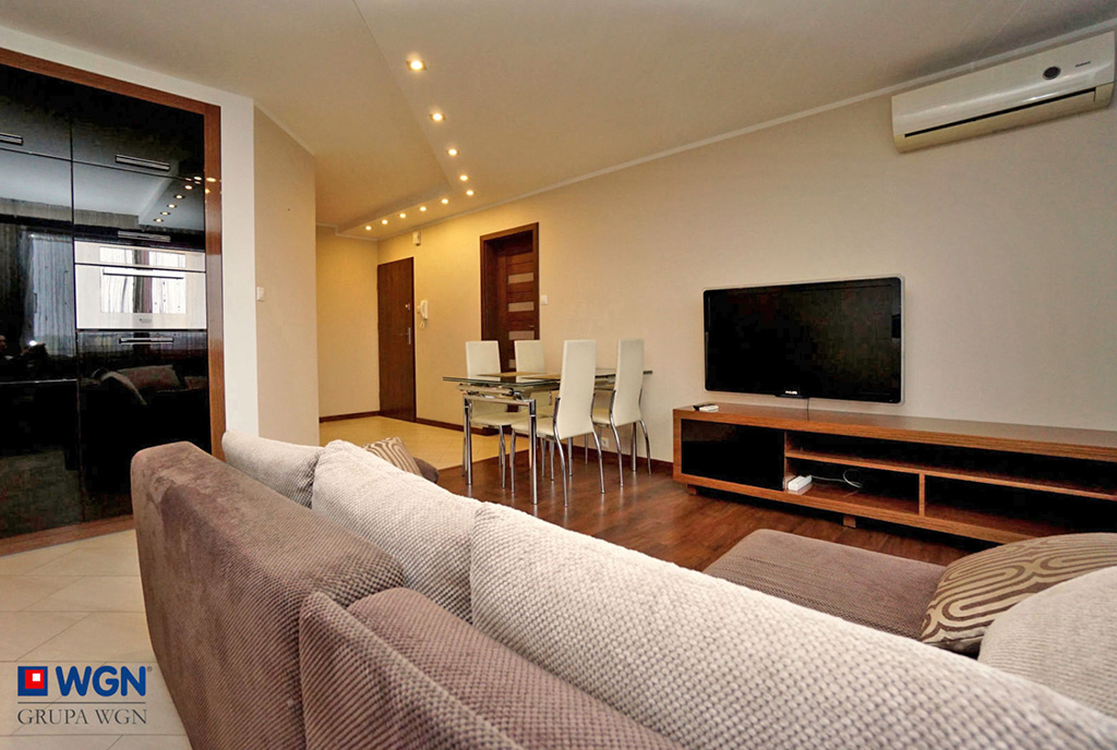 przeciwległa strona salonu w luksusowym apartamencie do wynajmu Konin