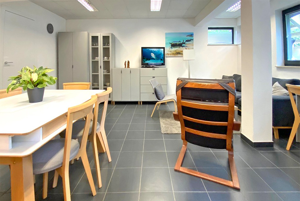 zaprojektowane w bieli wnętrze luksusowego apartamentu do wynajmu Szczecin