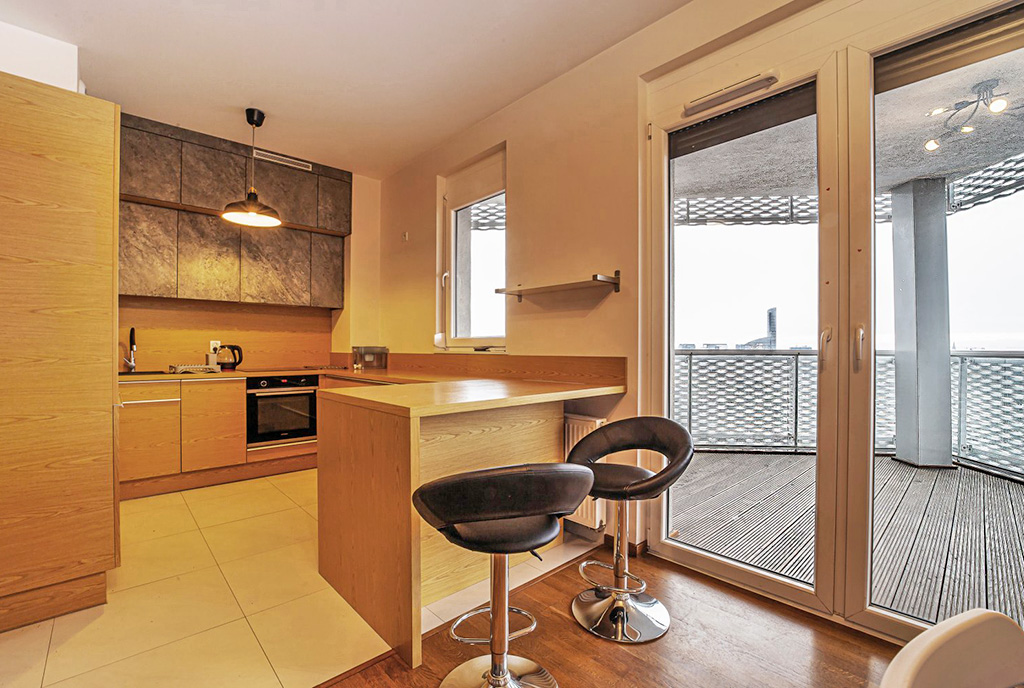 widok na jadalnię i kuchnię w luksusowym apartamencie do wynajmu Wrocław