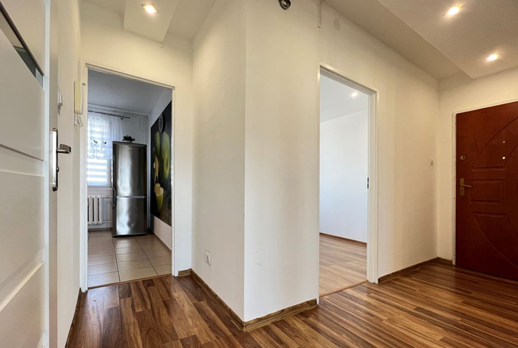 nowoczesny hol w ekskluzywnym apartamencie na wynajem Zielona Góra (okolice)