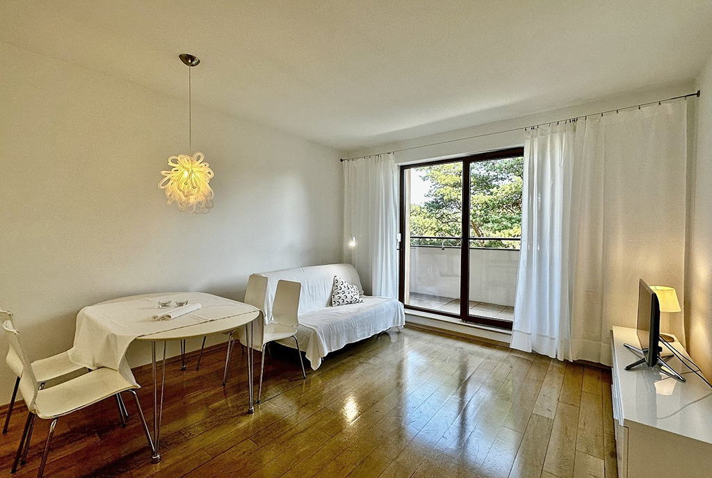 fragment pokoju dziennego w luksusowym apartamencie do wynajmu nad morzem