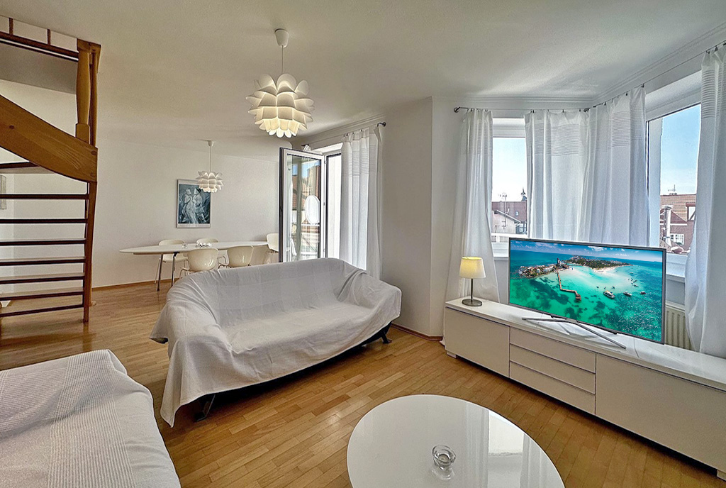 słoneczne wnętrze ekskluzywnego apartamentu do wynajęcia nad morzem