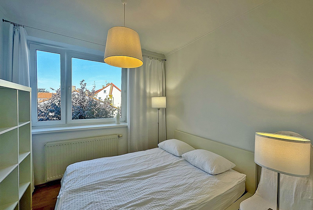 elegancka sypialnia w ekskluzywnym apartamencie na wynajem nad morzem