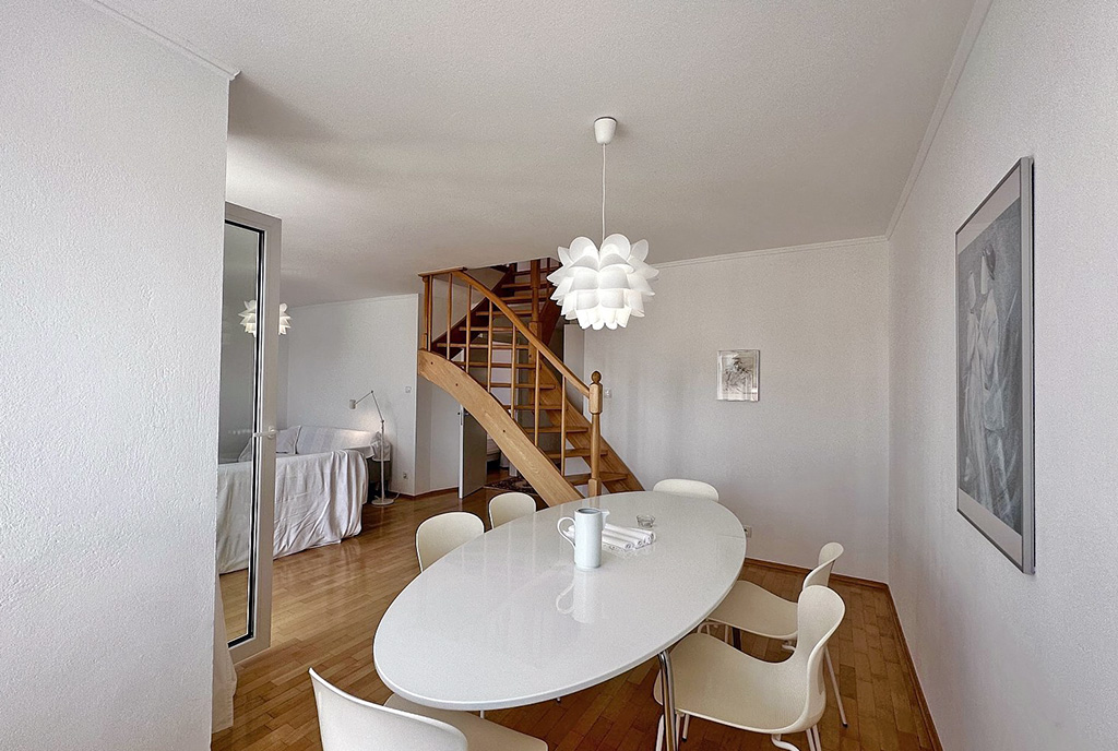 na pierwszym planie jadalnia w luksusowym apartamencie do wynajmu nad morzem