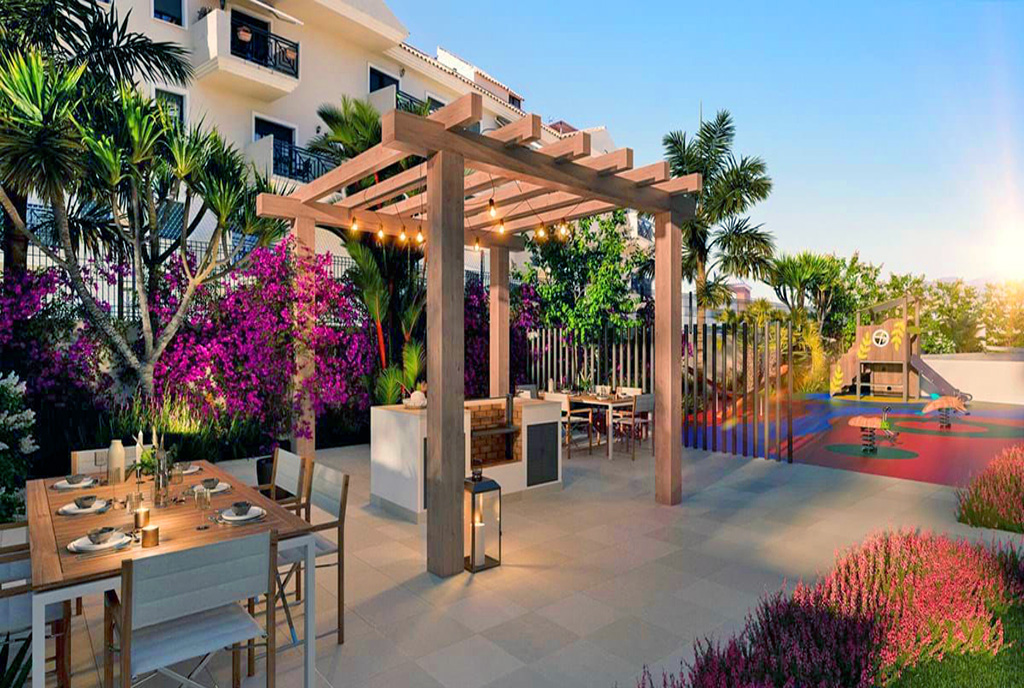 ukwiecona pergola przy ekskluzywnym apartamencie na sprzedaż Hiszpania (Estepona)