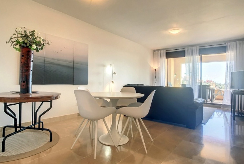 fragment pokoju dziennego w luksusowym apartamencie na sprzedaż Hiszpania (La Duquesa, Estepona)
