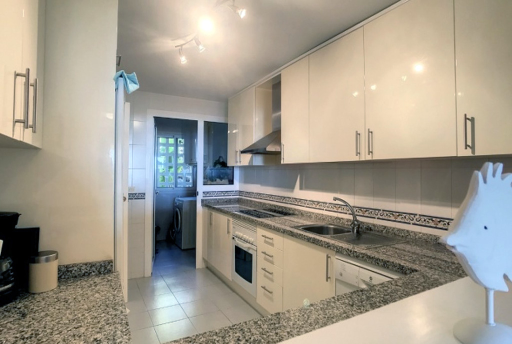 zabudowana kuchnia w ekskluzywnym apartamencie na sprzedaż Hiszpania (La Duquesa, Estepona)