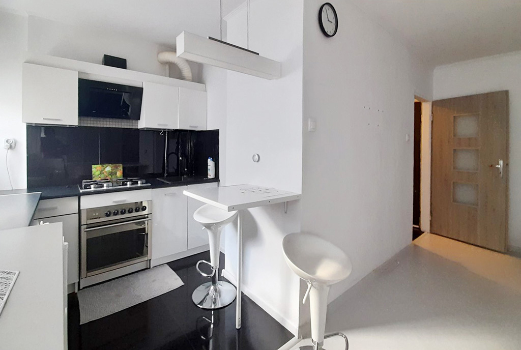 widok na jadalnię oraz kuchnię w ekskluzywnym apartamencie na wynajem Legnica (okolice)