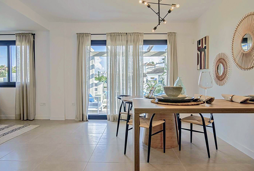 po lewej salon, po prawej jadalnia w luksusowej willi na sprzedaż Hiszpania (Estepona)