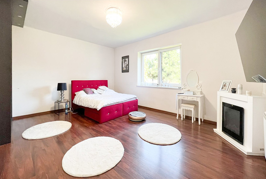 odważna kolorystyka w sypialni ekskluzywnej willi na sprzedaż Kalisz