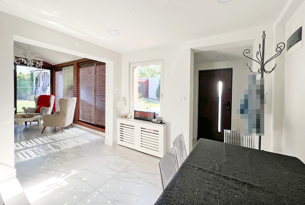 zaaranżowane w bieli wnętrze luksusowej willi na sprzedaż Kalisz