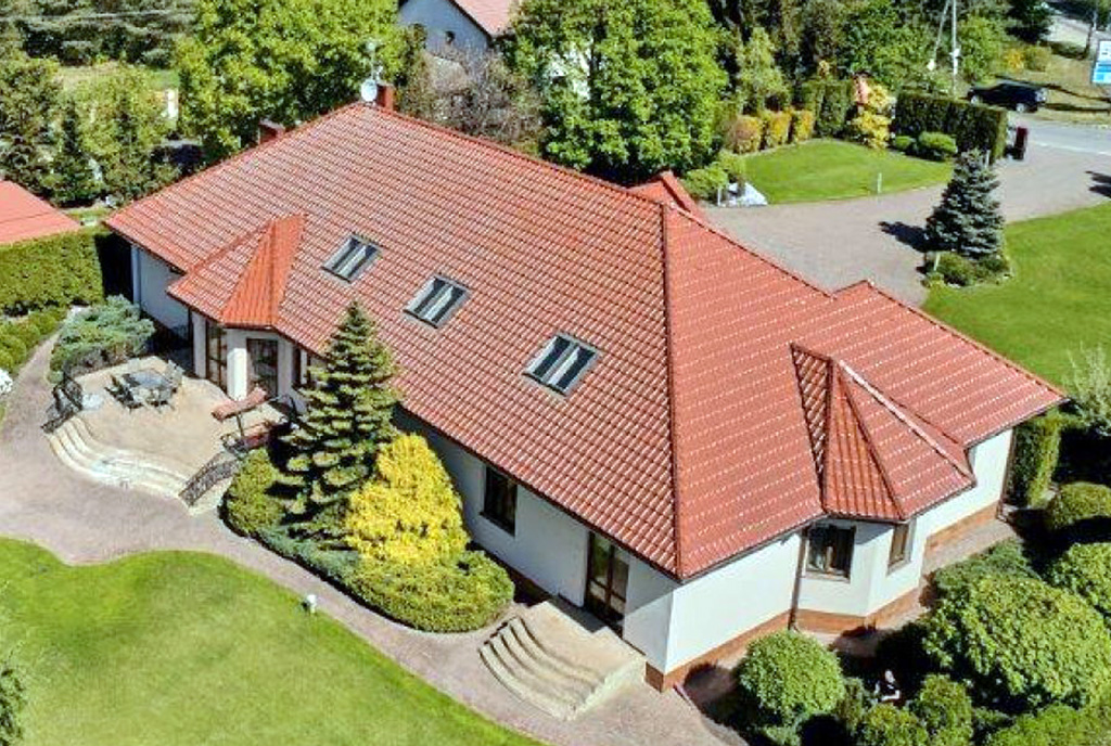 widok z drona na dach luksusowej willi na sprzedaż Warszawa (okolice)