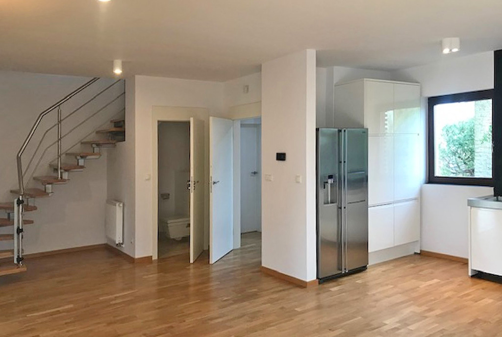 reprezentacyjny hol w ekskluzywnej willi na sprzedaż Wrocław (okolice)