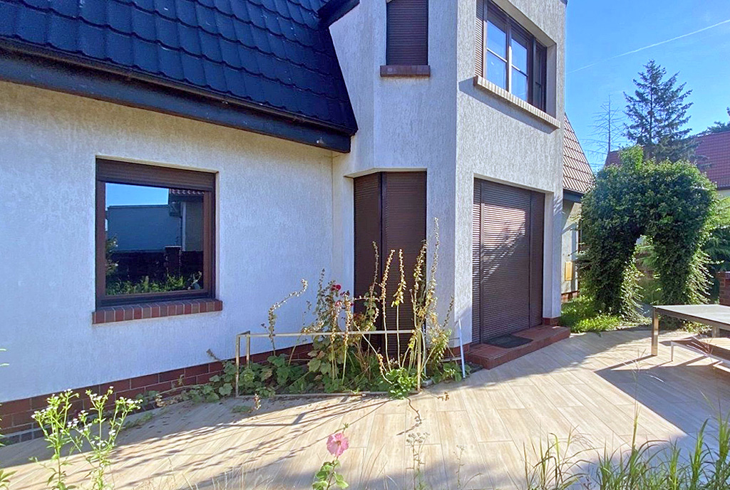 okazała bryła ekskluzywnej willi na wynajem Szczecin