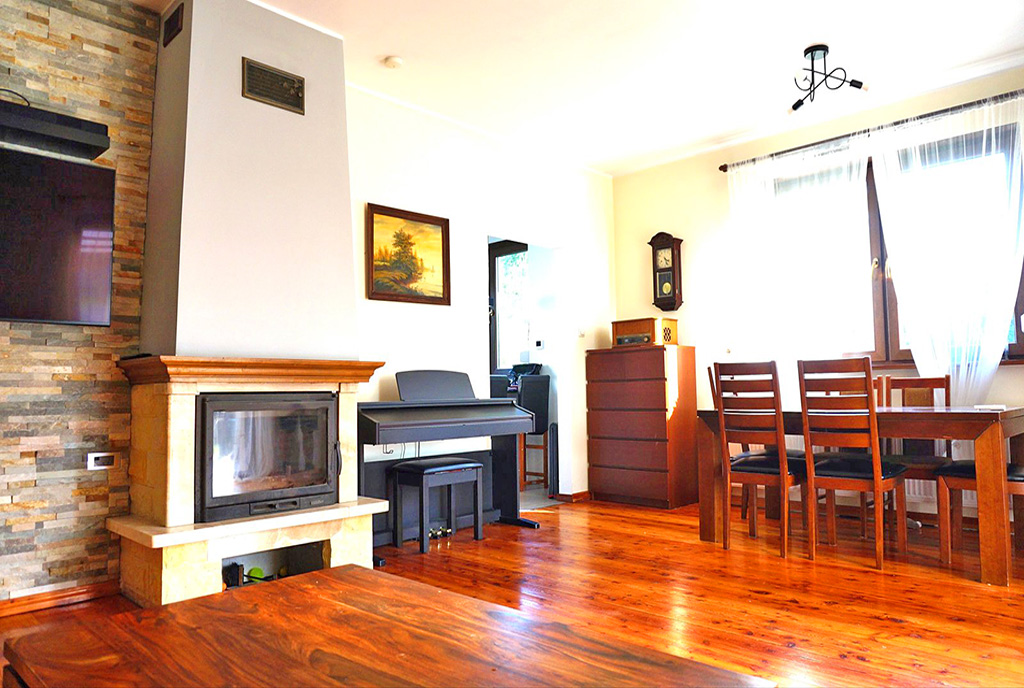 na pierwszym planie kominek w ekskluzywnej willi do wynajęcia Wrocław