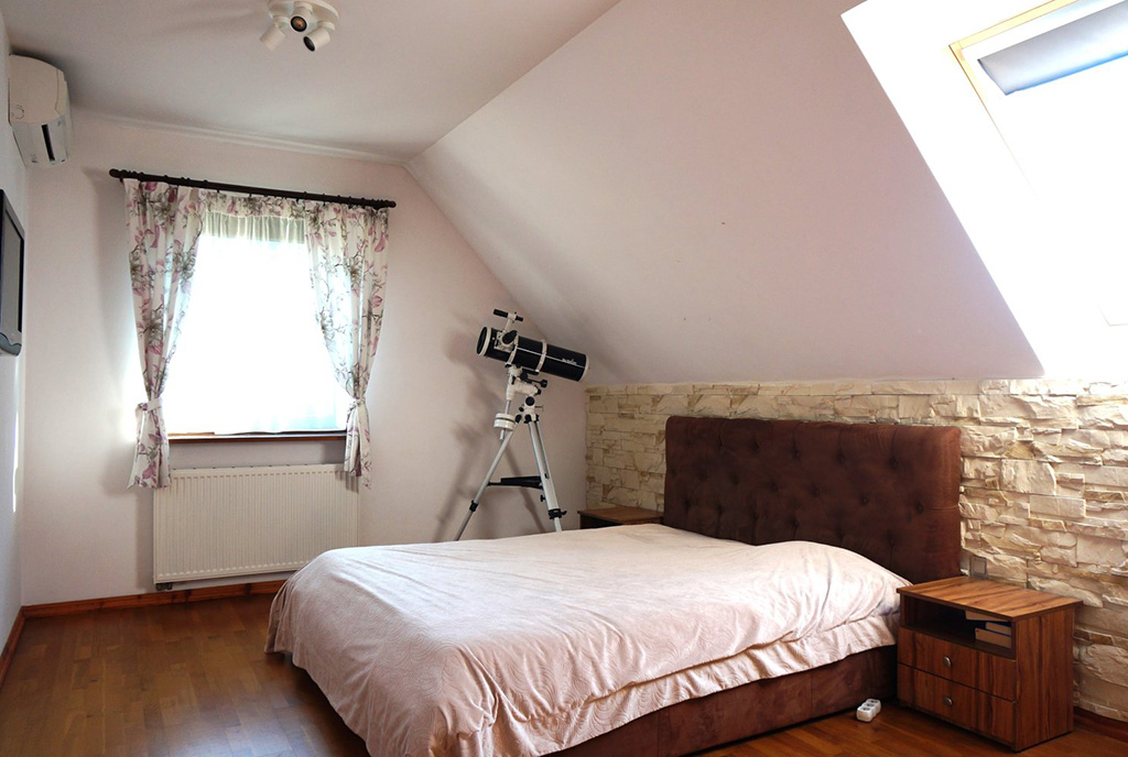 elegancka sypialnia w luksusowej willi na wynajem Wrocław