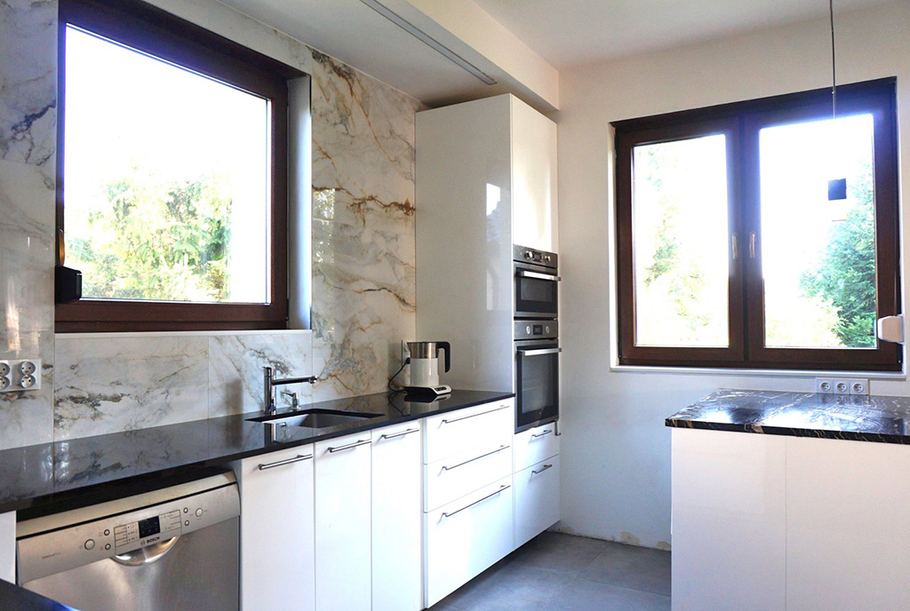 zaprojektowana w bieli kuchnia w luksusowej willi do wynajmu Wrocław