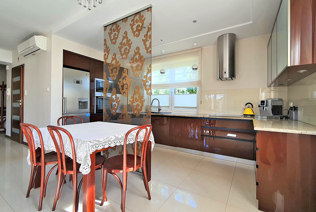 zabudowana zgodnie z najnowszymi trendami kuchnia w ekskluzywnej willi do sprzedaży Białystok (okolice)