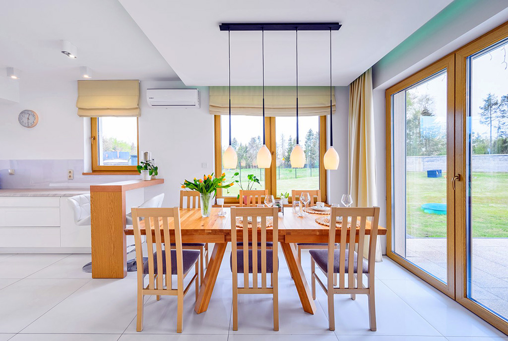 na pierwszym planie jadalnia w ekskluzywnej willi na sprzedaż Gdańsk (okolice)