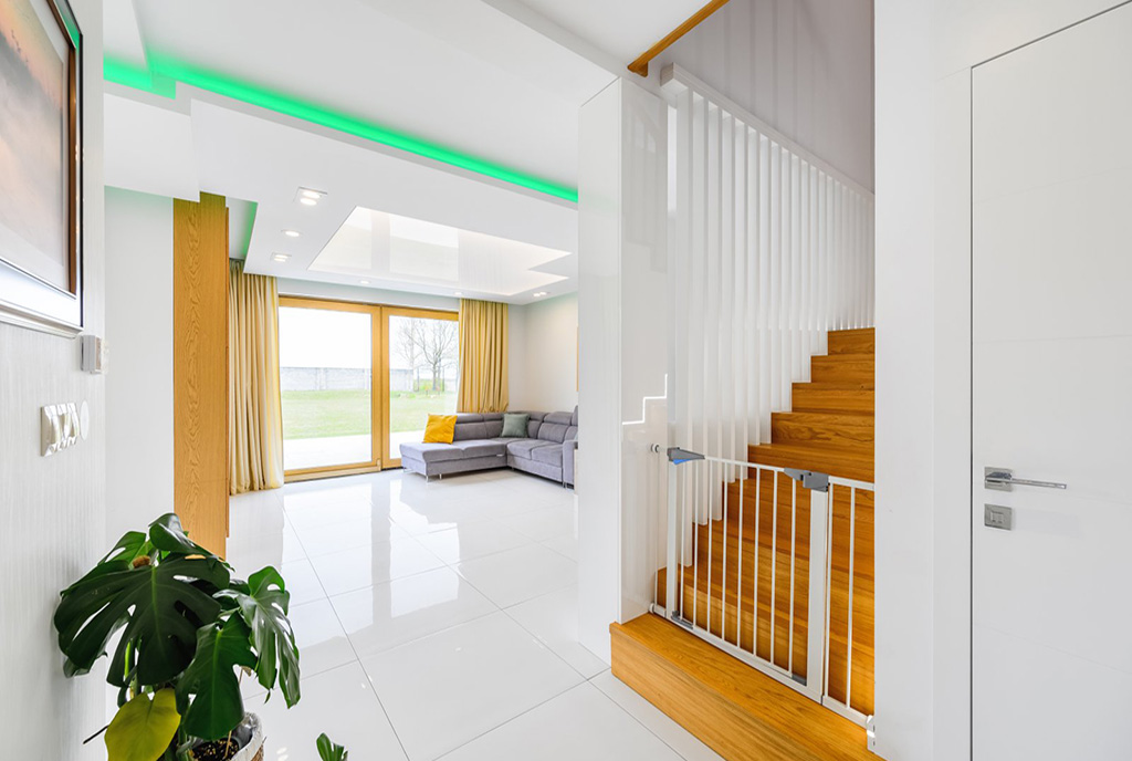 zaaranzowane w bieli wnętrze lulsusowej willi na sprzedaż Gdańsk (okolice)