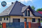 widok z ulicy na ekskluzywną willę do sprzedaży Mazury