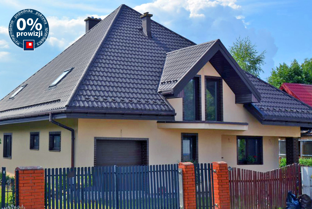 widok z ulicy na ekskluzywną willę do sprzedaży Mazury