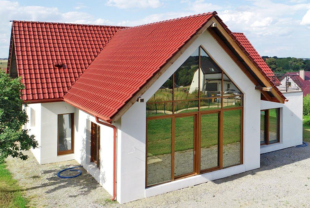 przeszklona bryła luksusowej willi na sprzedaż Wałbrzych (okolice)