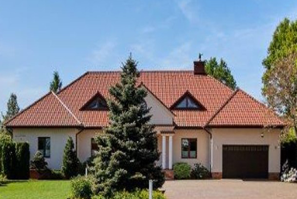 frontowa elewacja luksusowej willi na sprzedaż Warszawa (okolice)