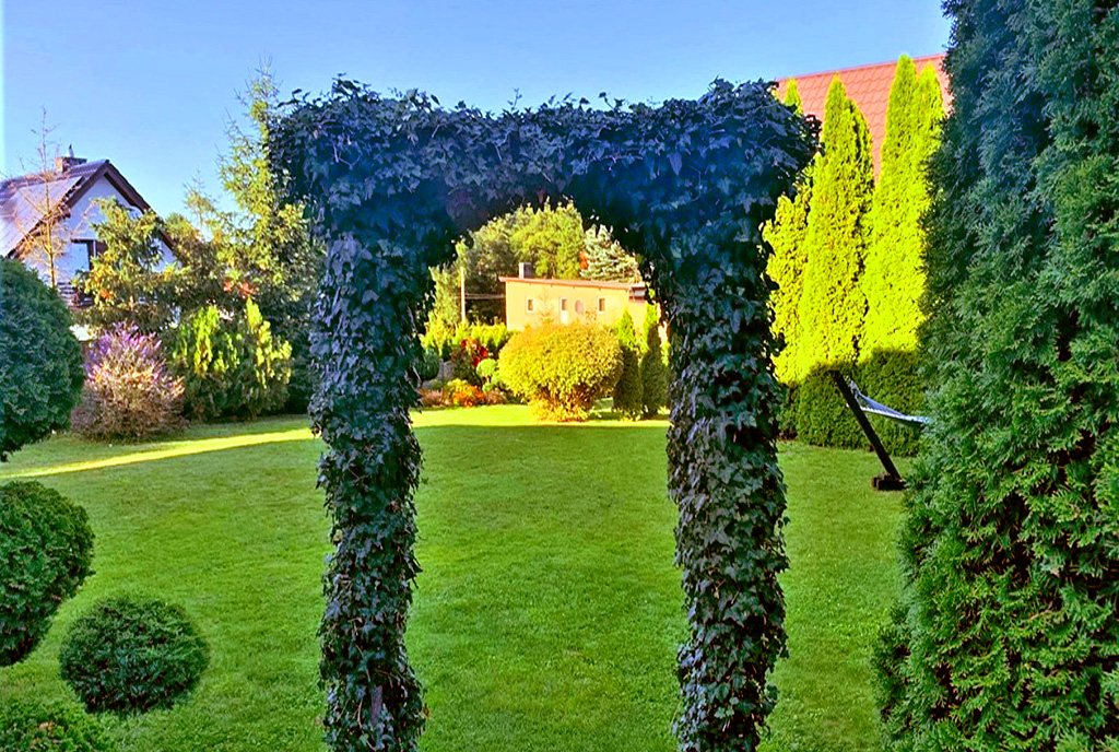 przepięknie urządzona działka wokół ekskluzywnej willi na sprzedaż Wrocław (okolice)