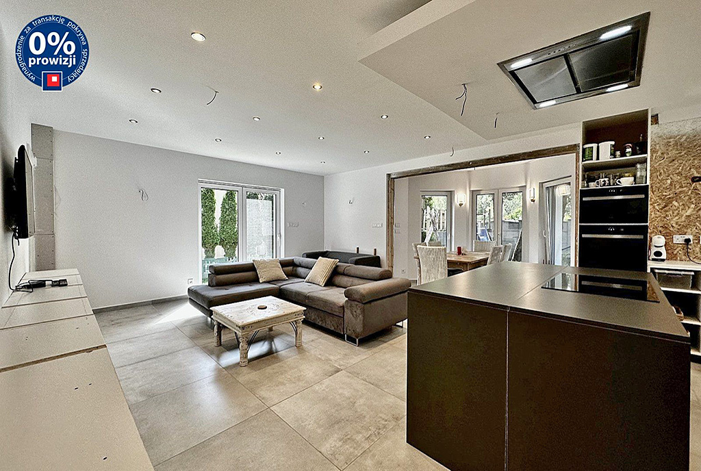 przestronne wnętrze ekskluzywnej willi na sprzedaż nad morzem