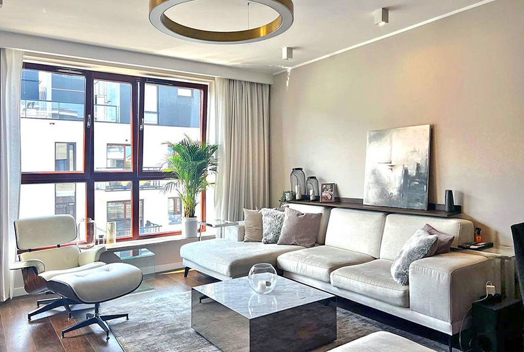 okazały pokój dzienny w luksusowym apartamencie na sprzedaż Warszawa