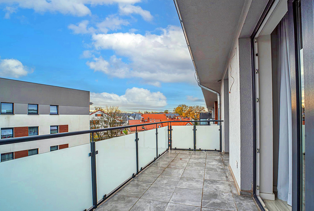 widok na okolicę z balkonu przy ekskluzywnym apartamencie na wynajem Bolesławiec