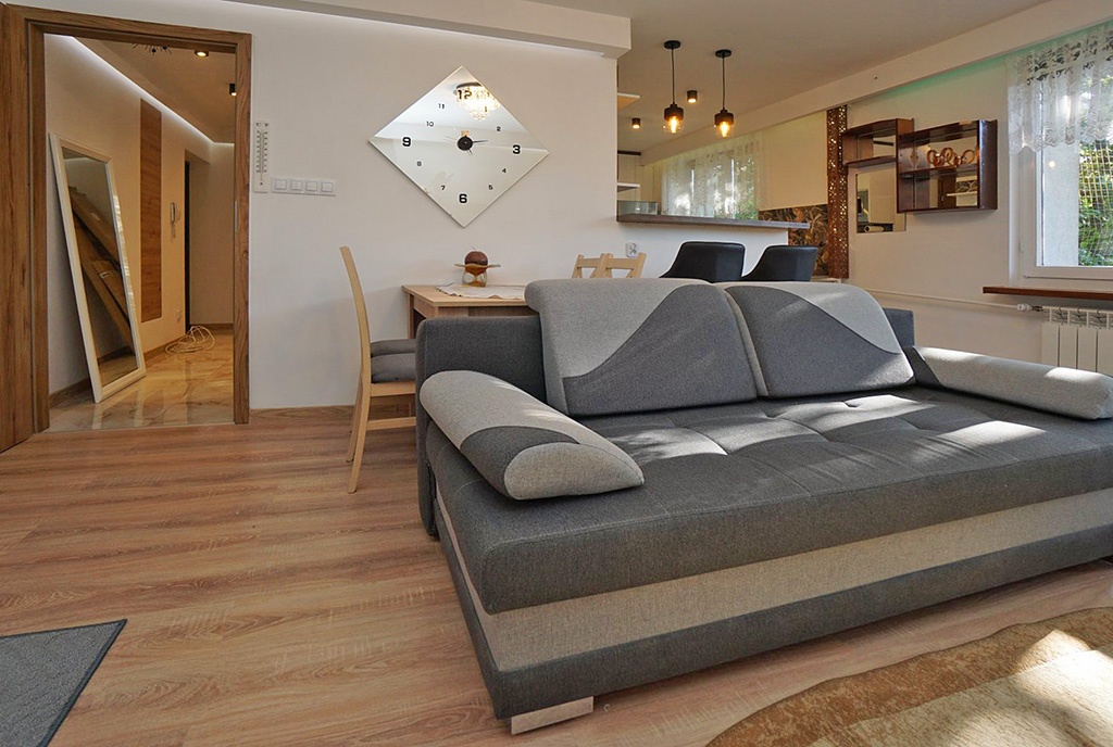 inna perspektywa pokoju dziennego w ekskluzywnym apartamencie na wynajem Piotrków Trybunalski