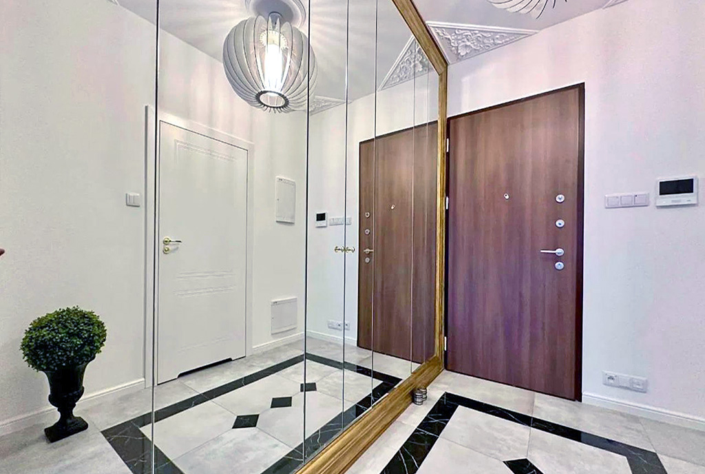 przestronny hol w luksusowym apartamencie do wynajmu Warszawa