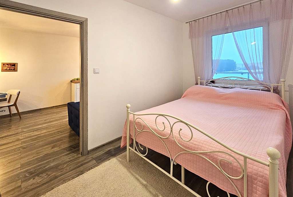 fragment sypialni w ekskluzywnym apartamencie na wynajem Zielona Góra (okolice)