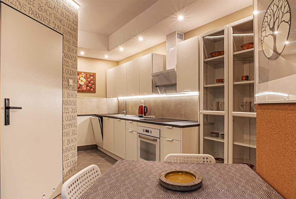 efektowne oświetlenie kuchni w luksusowym apartamencie do wynajmu Bolesławiec