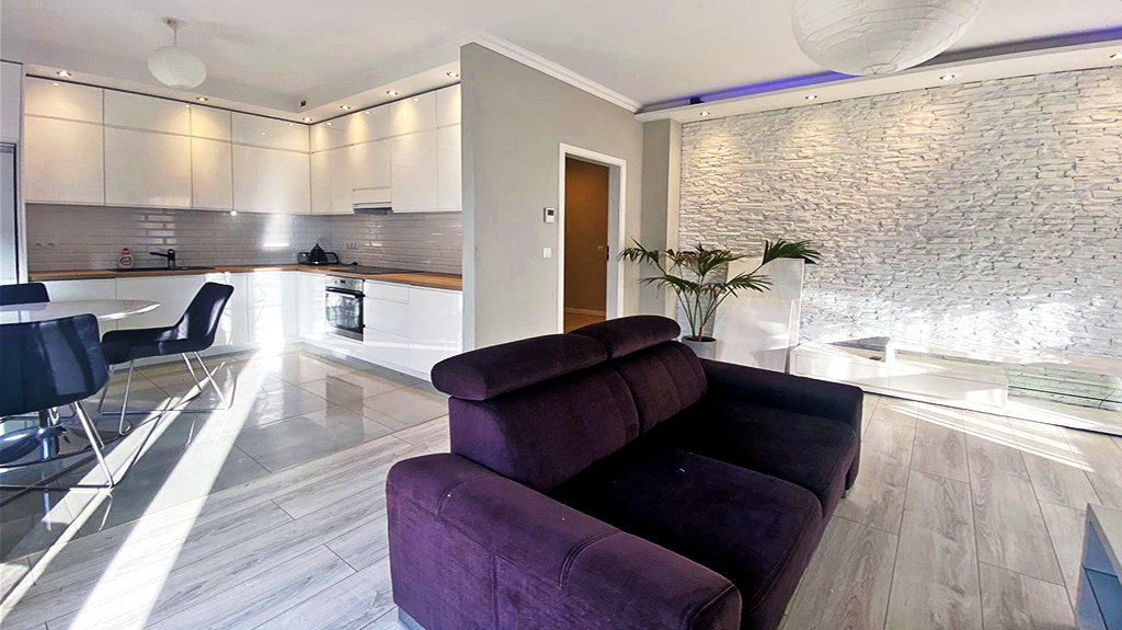 odważna kolorystyka salonu w ekskluzywnym apartamencie do wynajęcia Szczecin