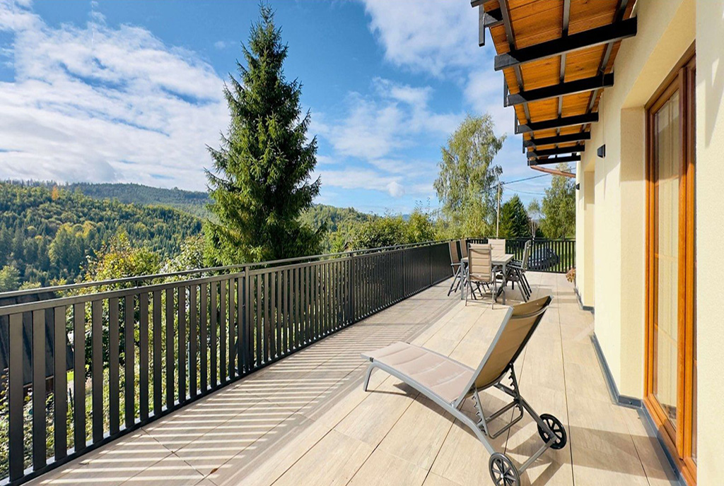 imponujący taras przy ekskluzywnej willi na sprzedaż Bielsko-Biała (okolice)