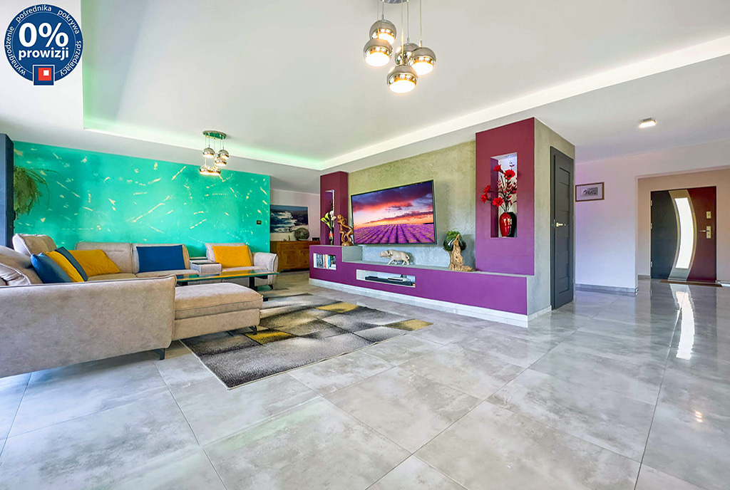 odważna kolorystyka salonu w ekskluzywnej willi do sprzedaży Bielsko-Biała (okolice)