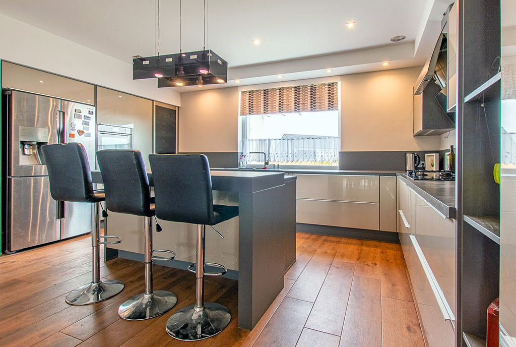 nowoczesna kuchnia w ekskluzywnej willi na sprzedaż Poznań (okolice)