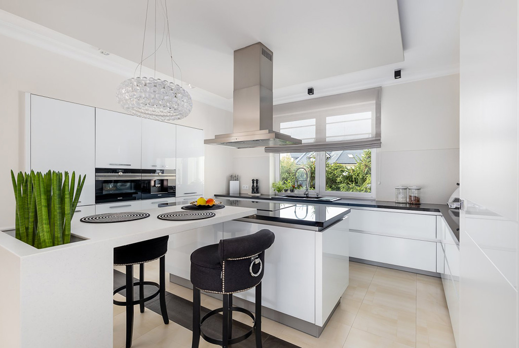 zaaranżowana zgodnie z najnowszymi trendami kuchnia w ekskluzywnej willi do sprzedaży Szczecin