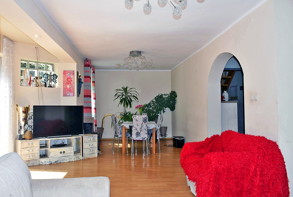 imponujący pokój dzienny w luksusowej willi na sprzedaż Wałbrzych (okolice)